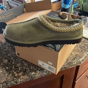 Uggs men’s size 10 slippers. Never worn. Still in the box.